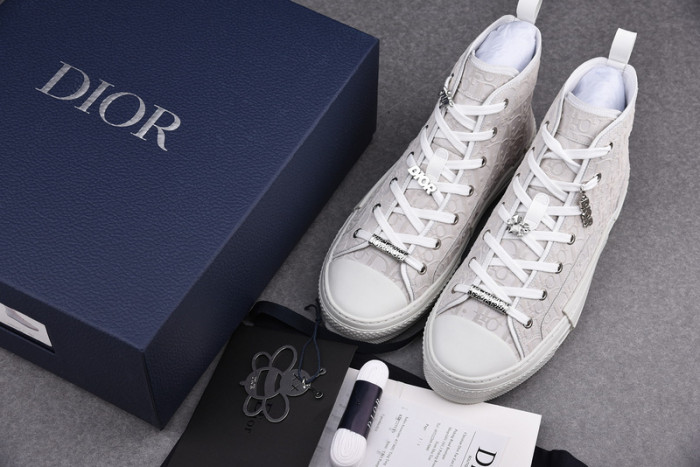 D10R B23 Oblique High Top Sneaker